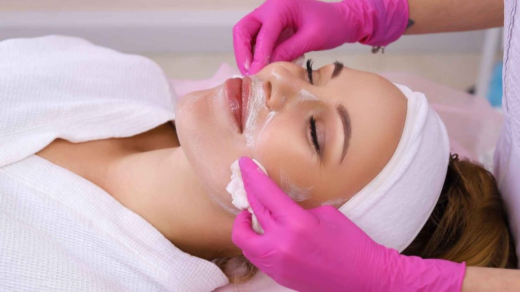 ג'ל ניקוי לפנים המכיל דבש מנוקה וארס הדבורה