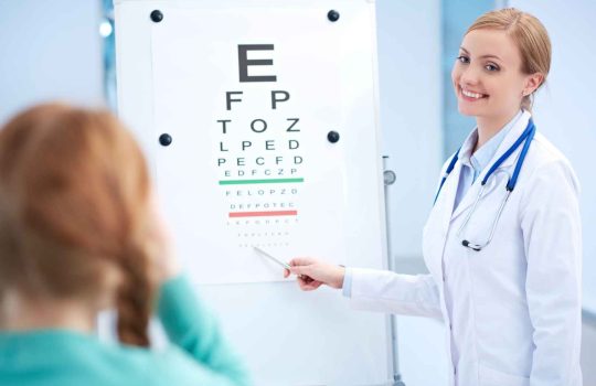 כיצד מבצעים בדיקות עיניים?2