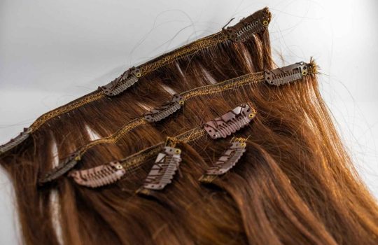 כיצד להשתמש בתוספות שיער עם קליפסים2